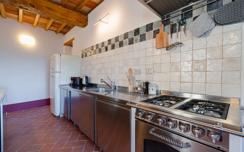 Mensano Old Town Apartment: Cucina, Pavimentazione, Elettrodomestico Da Cucina, Controsoffitto, Apparecchio Major, Soffitto, Pavimento, Cucina Stufa, Stufa A Gas, Stufa