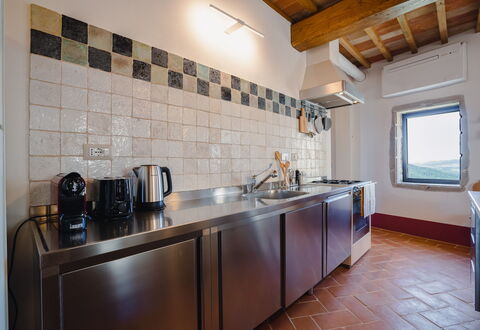 Mensano Old Town Apartment: Cucina, Pavimentazione, Controsoffitto, Interior Design, Elettrodomestico Da Cucina, Cucina Stufa, Apparecchio Major, Soffitto, Lavandino Della Cucina, Pavimento