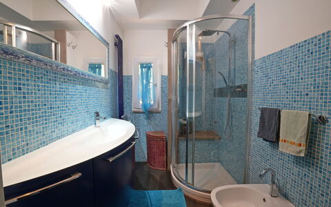 La Sevillana: Blu, Bagno, Idraulico Fixture, Lavandino Del Bagno, Interior Design, Pavimentazione, Lavello, Pavimento, Rubinetto, Specchio
