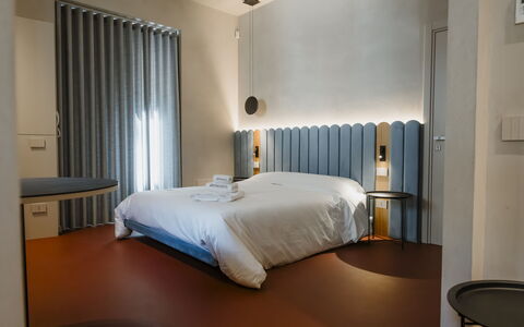 Deb&spa: Interior Design, Camera Da Letto, Letto, Soffitto, Bedding, Lenzuolo, Lampada, Telaio Del Letto, Lampada, Tenda