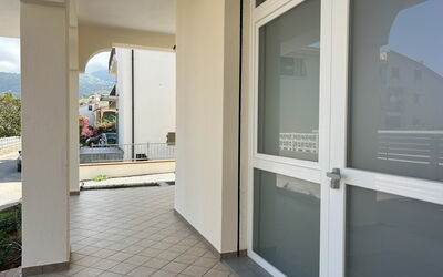 Case Martorelli - Belvedere Marittimo: Pavimento, Appartamento, Balcone, Bicchiere, Corrimano, Illuminazione Diurna, Porta A Casa, Alluminio