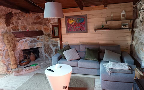 Borgo Incanto: Mobilia, Interior Design, Legna, Pavimentazione, Pavimento, Soggiorno, Camera, Illuminazione, Tavolo, Sedia