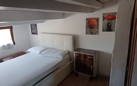 Borgo Incanto: Letto, Mobilia, Camera Da Letto, Bedding, Lenzuolo, Parete, Interior Design, Pavimento, Legna, Pavimentazione