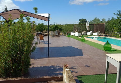 Borgo Incanto: Piscina, Shade, Mobili Da Esterno, Giardino, Vaso Di Fiori, Tempo Libero, Backyard, Landscaping, Sedia