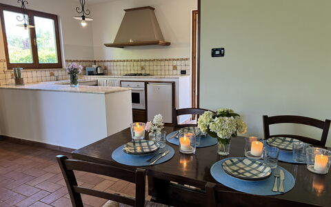 Dependance Egle: Mobilia, Interior Design, Pavimentazione, Legna, Cucina & Sala Da Pranzo Tavolo, Lampada, Soffitto, Sedia, Sala Da Pranzo, Tavolo
