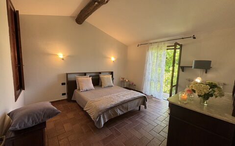 Dependance Egle: Mobilia, Pavimentazione, Interior Design, Legna, Pavimento, Soffitto, Letto, Camera Da Letto, Illuminazione, Casa