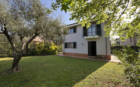 Dependance Egle: Erba, Costruzione, Casa, Zona Residenziale, Casa, Arbusto, Giardino, Prato, Estate, Villetta