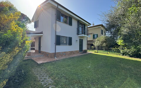 Dependance Egle: Costruzione, Zona Residenziale, Casa, Casa, Quartiere, Facciata, Architettura, Tetto, Insediamento Umano, Sobborgo