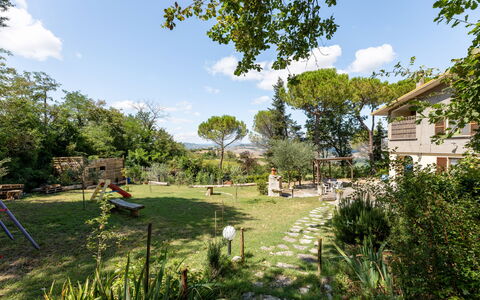 La Pineta Holiday Homes: Albero, Arbusto, Giardino, Area Rurale, Backyard, Primavera, Prato, Landscaping, Cortile