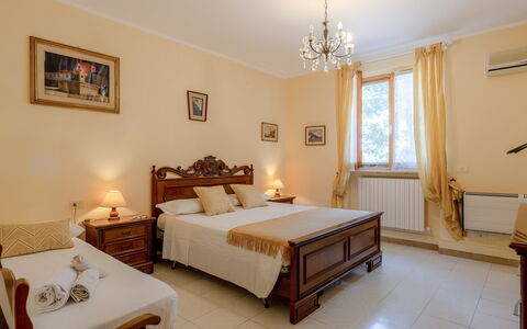 La Pineta Holiday Homes: Mobilia, Letto, Interior Design, Camera Da Letto, Lenzuolo, Pavimentazione, Legna, Bedding, Pavimento, Camera