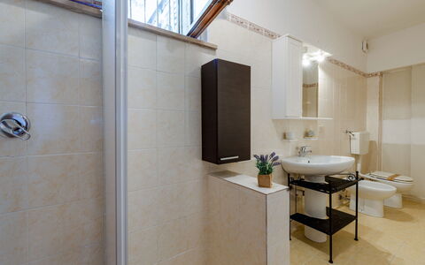 La Pineta Holiday Homes: Bagno, Lavandino Del Bagno, Idraulico Fixture, Pavimentazione, Parete, Lavello, Interior Design, Pavimento, Rubinetto, Gabinetto