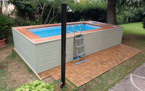 Casa Silvia: Legna, Pavimentazione, Piscina, Pavimento, Materiale Composito, Color Legno, Latifoglie, Giardino, Backyard, Shade