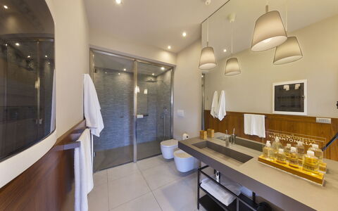 Villantonella: Interior Design, Pavimentazione, Pavimento, Bagno, Mobilia, Idraulico Fixture, Parete, Lavandino Del Bagno, Legna, Soffitto