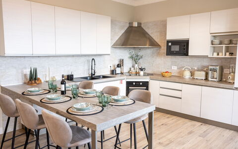 Casa Coccinella: Mobilia, Interior Design, Cucina, Pavimentazione, Controsoffitto, Legna, Sedia, Cabinetry, Elettrodomestico Da Cucina, Tavola