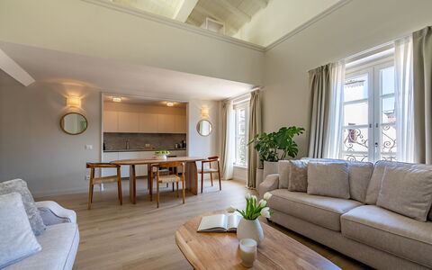 Elegant Apartments Near the Duomo: Mobilia, Interior Design, Pavimentazione, Legna, Soffitto, Pavimento, Divano, Tavolo, Camera, Soggiorno