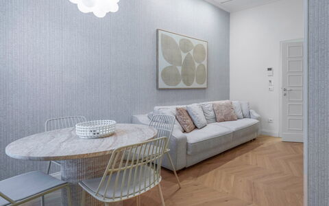 Elegant Apartments Near the Duomo: Mobilia, Interior Design, Pavimentazione, Pavimento, Legna, Soffitto, Casa, Soggiorno, Camera, Pavimento In Legno