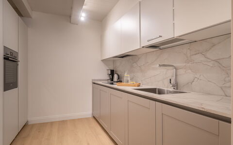 Elegant Apartments Near the Duomo: Cucina, Controsoffitto, Pavimentazione, Legna, Interior Design, Elettrodomestico Da Cucina, Cabinetry, Pavimento, Apparecchio Major, Soffitto