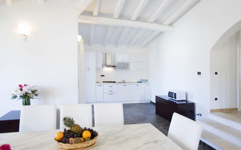 Villa Leccio 2: Pavimentazione, Interior Design, Pavimento, Soffitto, Appartamento, Mobilia, Camera, Sedia, Cucina & Sala Da Pranzo Tavolo