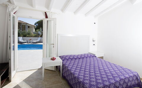 Villa Leccio 2: Mobilia, Camera Da Letto, Casa, Letto, Pavimento, Appartamento, Bedding, Lenzuolo, Biancheria, Telaio Del Letto