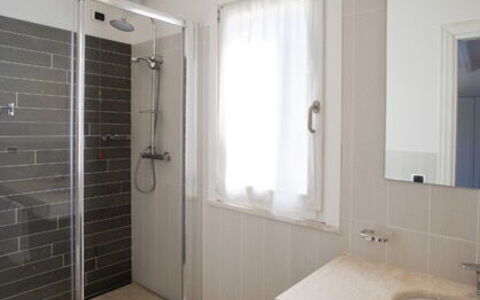 Villa Fico D'india 2: Pavimentazione, Pavimento, Parete, Interior Design, Idraulico Fixture, Bagno, Soffitto, Lavello, Casa, Illuminazione