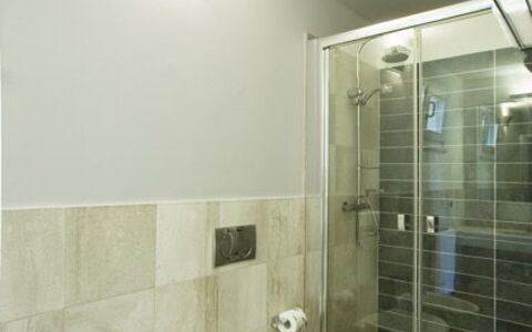 Villa Leccio 1: Interior Design, Pavimentazione, Parete, Pavimento, Soffitto, Idraulico Fixture, Bagno, Lampada, Illuminazione, Camera
