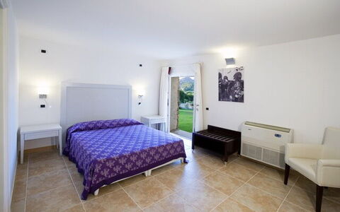Villa Leccio 1: Pavimentazione, Piscina, Pavimento, Ricorrere, Hotel, Sedia, Villa, Boutique Hotel, Eco Hotel, Resort Citta '