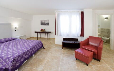 Villa Leccio 1: Mobilia, Interior Design, Pavimentazione, Pavimento, Soffitto, Camera, Camera Da Letto, Letto, Illuminazione, Tavolo