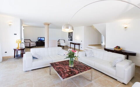 Villa Leccio 1: Pavimentazione, Interior Design, Pavimento, Mobilia, Divano, Soffitto, Soggiorno, Illuminazione, Camera