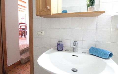 Baita Costa Di Gial: Lavandino Del Bagno, Idraulico Fixture, Lavello, Bagno, Pavimentazione, Interior Design, Pavimento, Rubinetto, Idraulico, Specchio