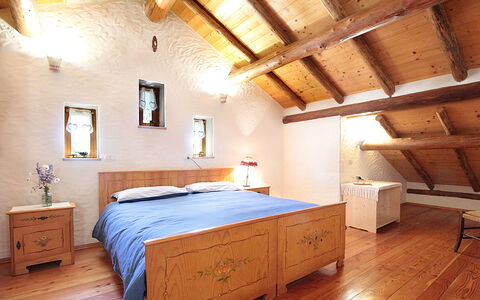 Baita Costa Di Gial: Mobilia, Letto, Interior Design, Camera Da Letto, Parete, Pavimentazione, Legna, Pavimento, Soffitto, Lenzuolo