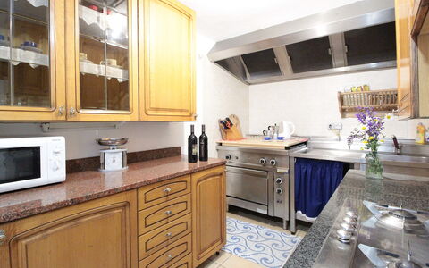 Baita Costa Di Gial: Controsoffitto, Cucina, Cabinetry, Elettrodomestico Da Cucina, Mobilia, Apparecchio Major, Lavandino Della Cucina, Interior Design, Legna, Pavimentazione