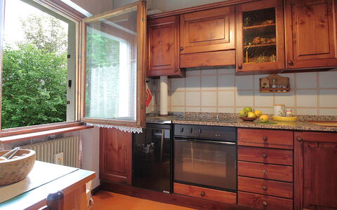 Chalet Giove: Cucina, Legna, Cabinetry, Controsoffitto, Pavimentazione, Interior Design, Credenza, Elettrodomestico Da Cucina, Color Legno, Pavimento