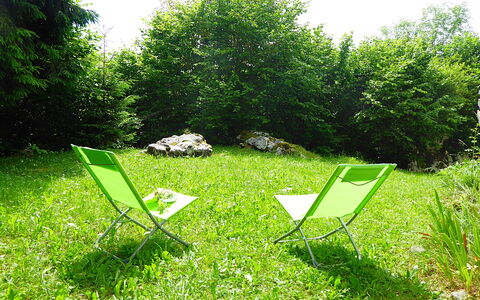 Chalet Giove: Verde, Mobilia, Erba, Mobili Da Esterno, Sedia Pieghevole, Sedia, Groundcover, Giardino, Prato