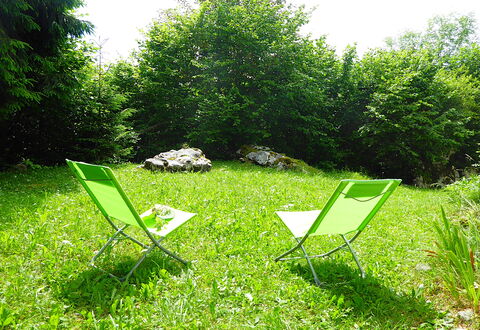 Chalet Giove: Verde, Mobilia, Erba, Mobili Da Esterno, Sedia Pieghevole, Sedia, Groundcover, Giardino, Prato