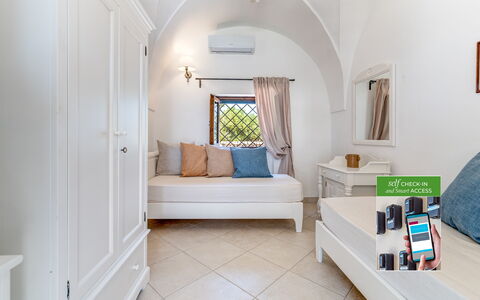 Masseria Lamagrotte: Interior Design, Pavimento, Pavimentazione, Mobilia, Soffitto, Design, Soggiorno, Divano, Cuscino