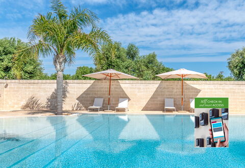 Masseria Lamagrotte: Piscina, Materiale Composito, Ricorrere, Tempo Libero, Mobili Da Esterno, Shade, Centro Ricreativo, Ombrello, Eco Hotel, Hotel