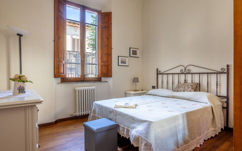 Casa Olivia With Garden And Wifi: Mobilia, Interior Design, Legna, Pavimentazione, Camera Da Letto, Pavimento, Letto, Camera, Soffitto, Cornice