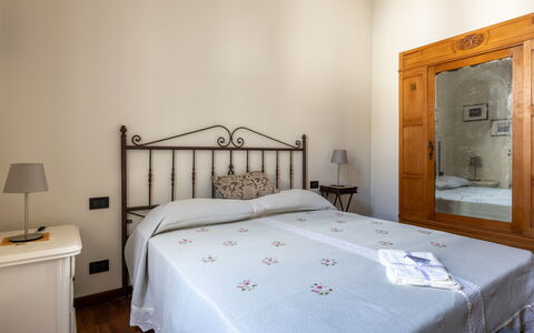 Casa Olivia With Garden And Wifi: Letto, Mobilia, Camera Da Letto, Interior Design, Parete, Lenzuolo, Bedding, Pavimento, Legna, Pavimentazione
