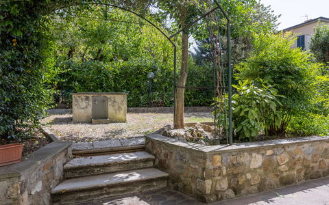 Casa Olivia With Garden And Wifi: Arbusto, Roccia, Giardino, Flagstone, Shade, Muro ​​Di Pietra, Landscaping, Backyard, Calcestruzzo