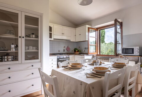 Oliveto Del Cantarello: Mobilia, Interior Design, Pavimentazione, Legna, Cabinetry, Cucina, Soffitto, Tavolo, Elettrodomestico Da Cucina, Sedia