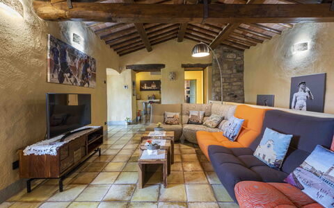 Villa Belchianti: Mobilia, Interior Design, Pavimentazione, Divano, Parete, Pavimento, Legna, Soggiorno, Soffitto, Camera