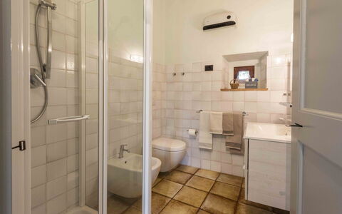 Villa Belchianti: Pavimentazione, Pavimento, Bagno, Idraulico Fixture, Interior Design, Gabinetto, Toilet Seat, Idraulico, Soffitto, Camera