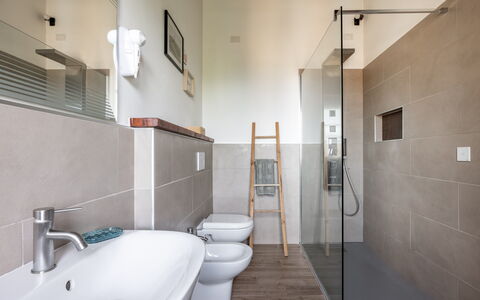 Maria Gabriella Holiday Home In Monticchiello: Pavimentazione, Parete, Pavimento, Bagno, Idraulico Fixture, Interior Design, Idraulico, Illuminazione, Soffitto, Rubinetto