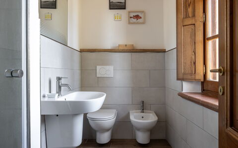 Maria Gabriella Home & Cottage: Pavimentazione, Parete, Idraulico Fixture, Bagno, Pavimento, Toilet Seat, Lavandino Del Bagno, Lavello, Interior Design, Gabinetto