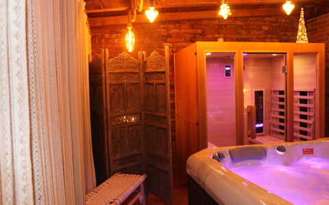 Holiday Home Croce With Spa: Interior Design, Legna, Pavimentazione, Pavimento, Illuminazione, Soffitto, Camera, Color Legno, Camera Da Letto, Letto