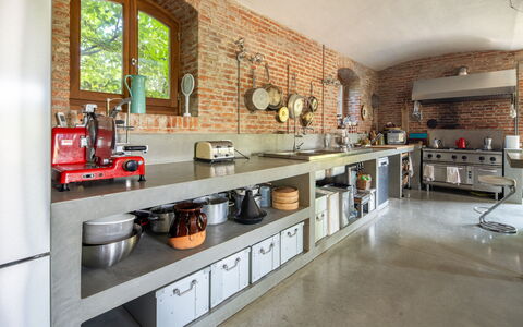 Villa Poggio Zucchino, Pool, Wellness, Piacenza: Cucina, Mobilia, Interior Design, Elettrodomestico Da Cucina, Controsoffitto, Pavimentazione, Lampada, Soffitto, Illuminazione, Cabinetry