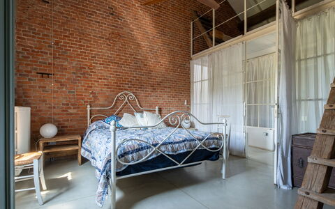 Villa Poggio Zucchino, Pool, Wellness, Piacenza: Mobilia, Camera Da Letto, Interior Design, Letto, Telaio Del Letto, Pavimento, Illuminazione, Pavimentazione, Bedding, Lenzuolo