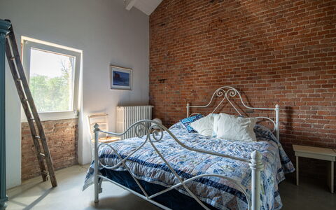 Villa Poggio Zucchino, Pool, Wellness, Piacenza: Parete, Camera Da Letto, Mobilia, Brick, Letto, Interior Design, Lenzuolo, Bedding, Telaio Del Letto, Muratura
