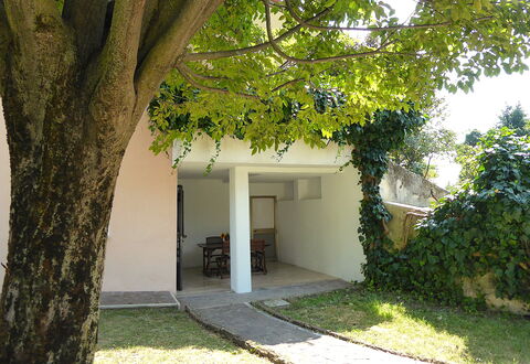 Villa Rosa Apartment: Giardino, Shade, Backyard, Prato, Cortile, Landscaping, Cortile, Illuminazione Diurna, Hacienda