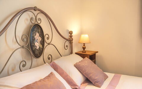 Villa Costa al Bagno: Letto, Camera Da Letto, Bedding, Mobilia, Lenzuolo, Legna, Biancheria, Interior Design, Telaio Del Letto, Pavimento